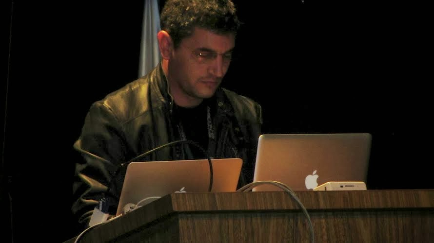 Hernán M. Racciatti en el escenario de HubCon '12 - Asunción, Paraguay